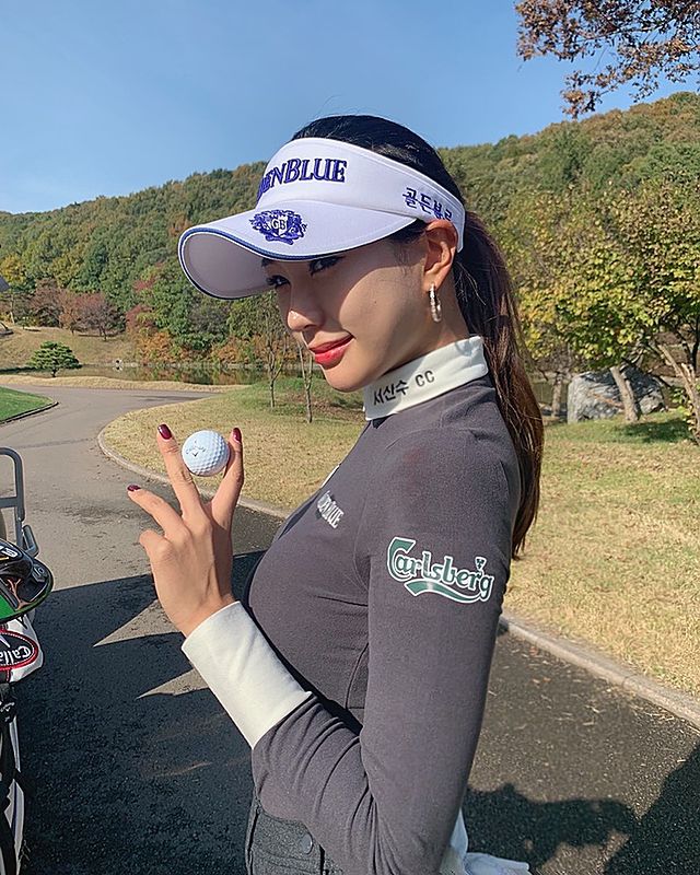 Hyunju Yoo with golf ball